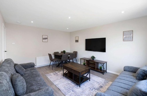 Livingston House | Family & Contractor Stay - Parking - Nr Edinburgh