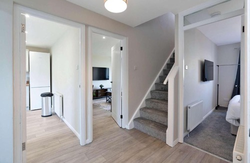 Livingston House | Family & Contractor Stay - Parking - Nr Edinburgh