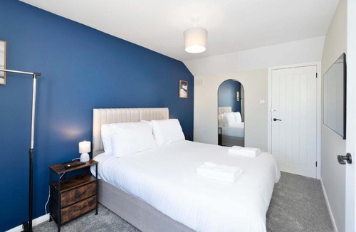 Livingston House | Family & Contractor Stay - Parking - Nr Edinburgh