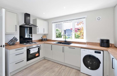 Livingston House | Family & Contractor Stay - Parking - Nr Edinburgh
