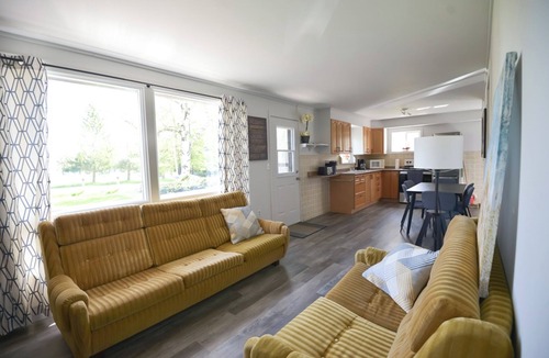 Isaacs Glen Cottage | Family Cottage with Large Yard & Lake Access