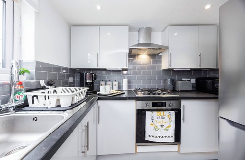 Cathall Apartment | Family friendly 3 bedroom flat very close to Stratford!
