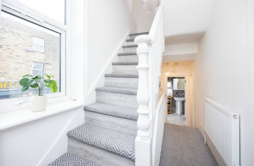 Cathall Apartment | Family friendly 3 bedroom flat very close to Stratford!