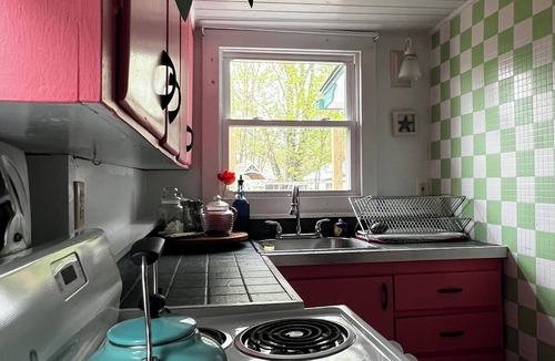 Crystal Beach Cottage | Family friendly beach stay. A short walk to the beach and Main Street