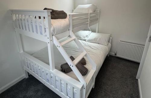 Tillicoultry Apartment | Family - Garden - Parking - WiFi - Sleeps 5