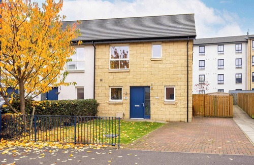 Polmadie Apartment | Family getaway home in Southside Central
