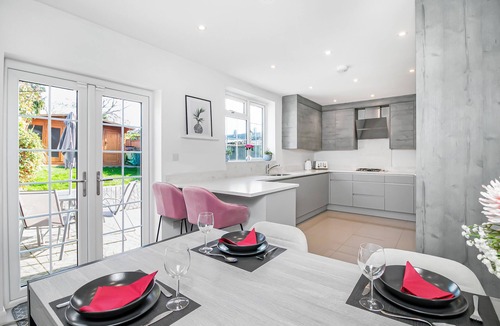 Borehamwood House | Family Home with Driveway Parking, Sleeps 6, Contractors & Families Welcome