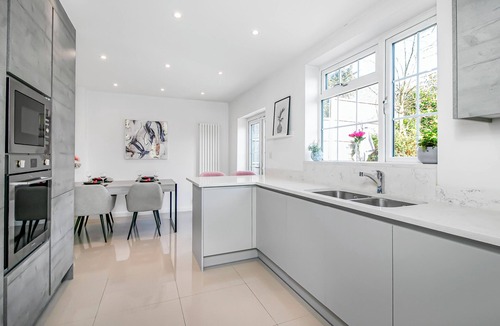 Borehamwood House | Family Home with Driveway Parking, Sleeps 6, Contractors & Families Welcome