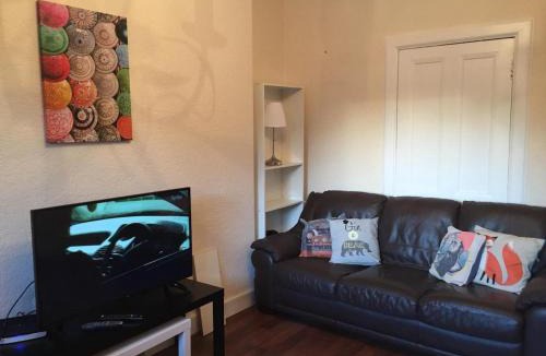 Alloa House | Family - Parking - Garden- WiFi - Sleeps 4
