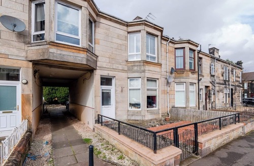 Coatbridge Apartment | Family-Ready Apt for Work & Couples
