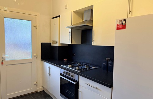 Longcroft Apartment | Family Retreat Home | Parking | Gardens | Sleeps 6