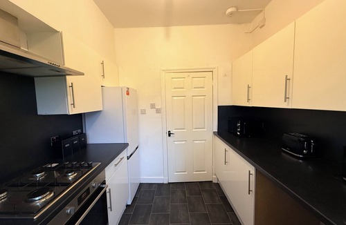 Longcroft Apartment | Family Retreat Home | Parking | Gardens | Sleeps 6