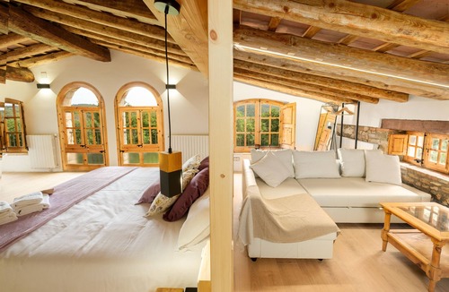 Serinya House | Fantástica Masía Rodeada de más de 10.000 m2 de Jardín con una Preciosa Piscina