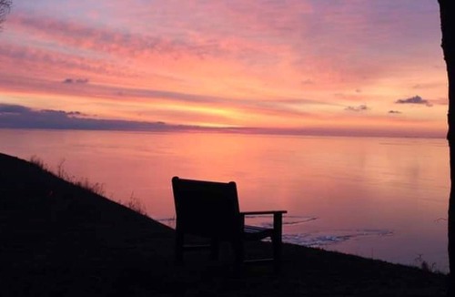 Town of Essex Cottage | Fantastic Lake View! Quiet, Clean w/Deck, BBQ & Fire pit* Walk to 3 Wineries