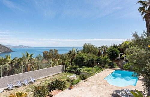 Velilla-Taramay Villa | Faro's Sun Beach Villa in Almuñecar