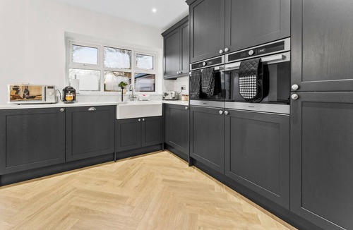 Warrington House | 🚐 Fast WiFi | 3 Van free Parking | Contractors, Relocators & Short Stays
