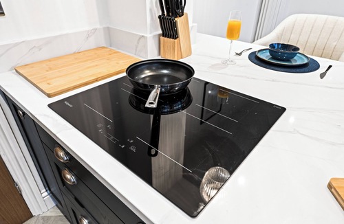 Warrington House | 🚐 Fast WiFi | 3 Van free Parking | Contractors, Relocators & Short Stays
