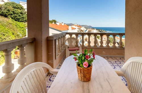 Llanca Apartment | Fener de Dalt 87 - apartment with wifi and pool
