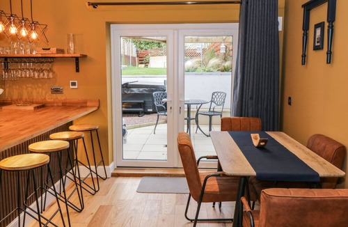 Auchterarder Cottage | FEUS HOLIDAY COTTAGE, pet friendly, with hot tub in Auchterarder