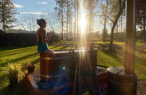 Woodbury House | Fiery Peak Cosy Retreat with Stargazing & Hot Tub