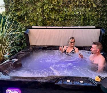 Glasgow House | FINN VILLAGE - Loch Lomond Villa - THE JUNGLE ROOM with a PRIVATE HOT TUB