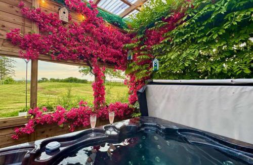 Glasgow House | FINN VILLAGE - Loch Lomond Villa - THE JUNGLE ROOM with a PRIVATE HOT TUB