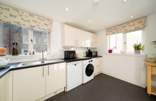 Crieff Cottage | Fionas Cottage - a house that sleeps 6 guests in 3 bedrooms
