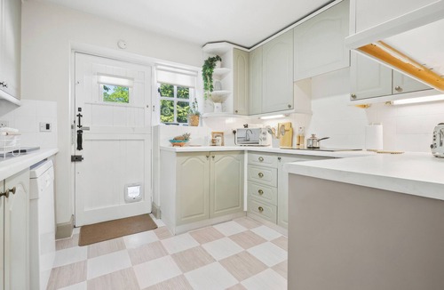 Rickmansworth Cottage | FIVE ACRES COTTAGE, pet friendly, with hot tub in Croxley Green
