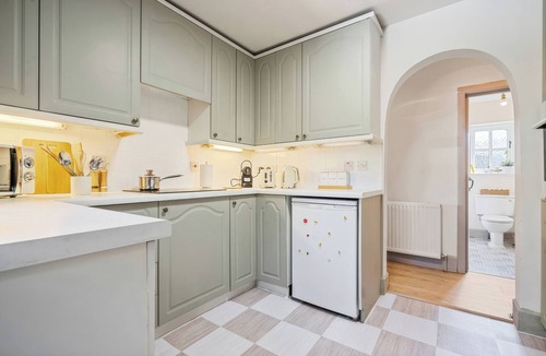 Rickmansworth Cottage | FIVE ACRES COTTAGE, pet friendly, with hot tub in Croxley Green