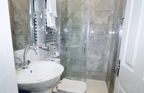 Valentines Apartment | Flat#4 Ilford Station · Stunning Apt - Free Parking - Private Garden