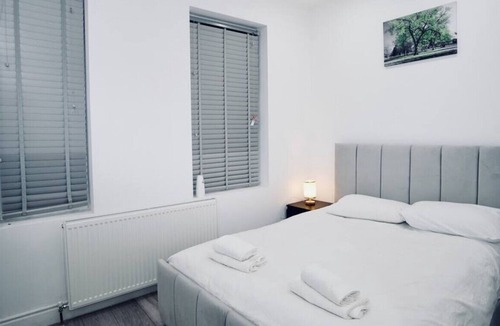 Valentines Apartment | Flat#4 Ilford Station · Stunning Apt - Free Parking - Private Garden