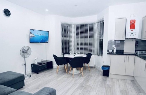 Valentines Apartment | Flat#4 Ilford Station · Stunning Apt - Free Parking - Private Garden