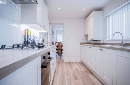 Castle House | Fleet Street - 2 Bedroom Holiday Home - Swansea