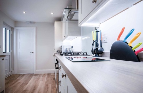 Castle House | Fleet Street - 2 Bedroom Holiday Home - Swansea