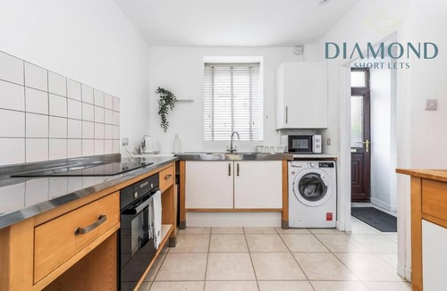 Dunfermline Apartment | FOUNDRY - 2 Bedrooms, Fully Equipped, Free Parking, WiFi, FAVOURITE for Contractors, Long Stays Welcome, Food, Bars, Shops by Diamond Short Lets