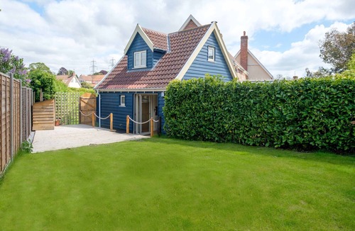 Aldringham Cottage | Foxes Lodge - sleeps 2 guests in 1 bedroom
