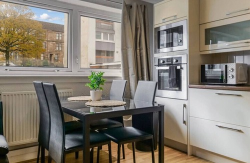 Paisley Apartment | Free Parking | 3 Bedrooms | Sleeps 7 | Airport