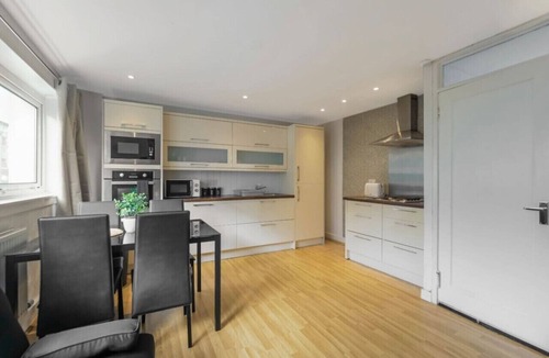 Paisley Apartment | Free Parking | 3 Bedrooms | Sleeps 7 | Airport