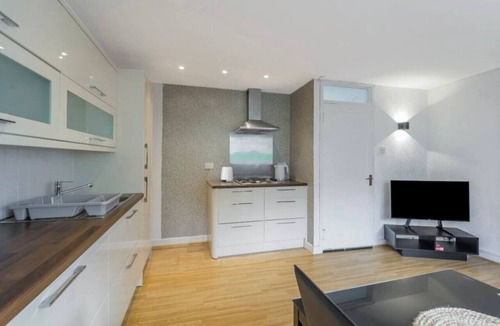Paisley Apartment | Free Parking | 3 Bedrooms | Sleeps 7 | Airport