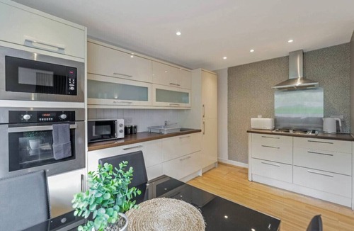 Paisley Apartment | Free Parking | 3 Bedrooms | Sleeps 7 | Airport