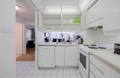 Bay Street Corridor Apartment | Free Parking Bay St. Condo (Sleeps 4) w. Big Balcony Walk to Sick Kids Hospital