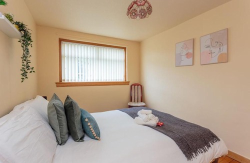 Longcroft Apartment | Free Parking - City Centre - 3 Bedrooms - 5 Guests