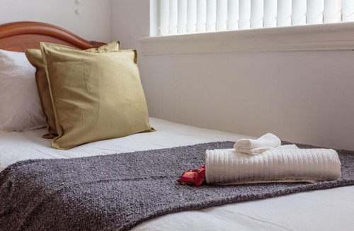 Longcroft Apartment | Free Parking - City Centre - 3 Bedrooms - 5 Guests