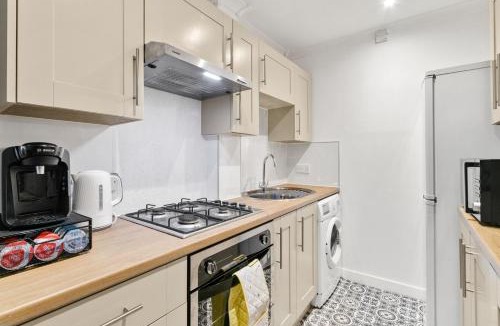 Renfrew Apartment | Free Parking | Sleeps 3 | Stunning | Near Airport