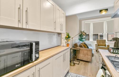 Renfrew Apartment | Free Parking | Sleeps 3 | Stunning | Near Airport