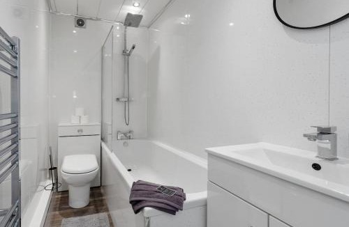 Greenock Apartment | Free Parking - Sleeps 6 - 2 Bedrooms - Newly Renovated