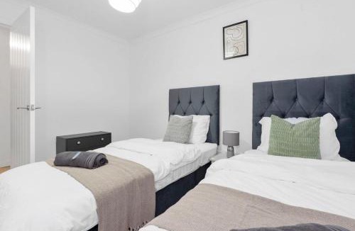 Greenock Apartment | Free Parking - Sleeps 6 - 2 Bedrooms - Newly Renovated