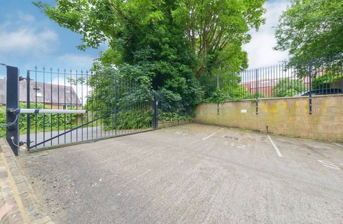 St Albans Apartment | Free Parking |St Albans City Centre |Sleeps 5