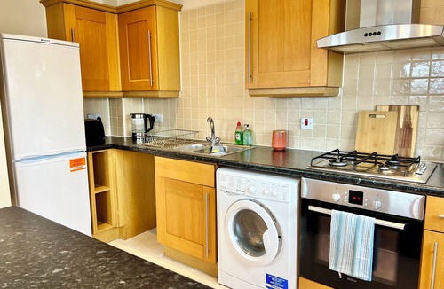 Hatfield Apartment | Free parking | Stay a week or month+