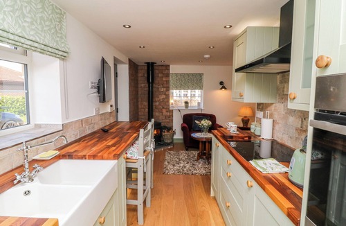 Scunthorpe Cottage | FROG LEAP, romantic, with open fire in Scunthorpe
